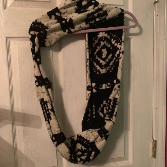 Assorted scarves - Picture 4 of 6